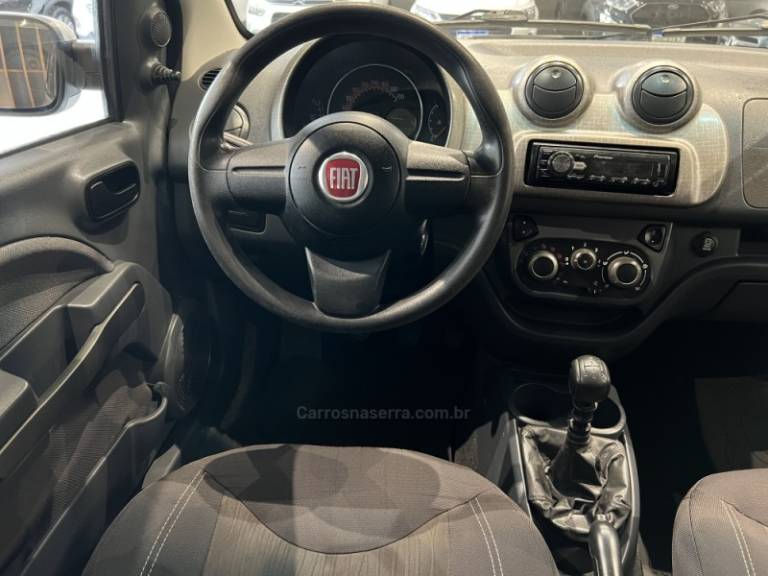 FIAT - UNO - 2013/2014 - Prata - R$ 38.900,00