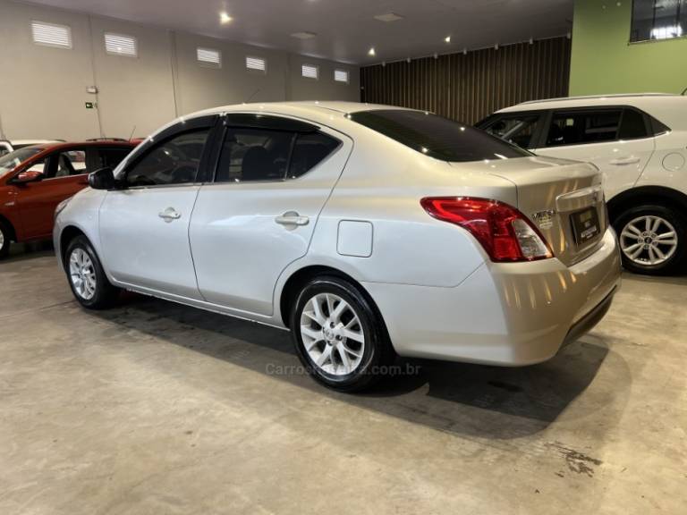 NISSAN - VERSA - 2018/2018 - Prata - R$ 56.900,00