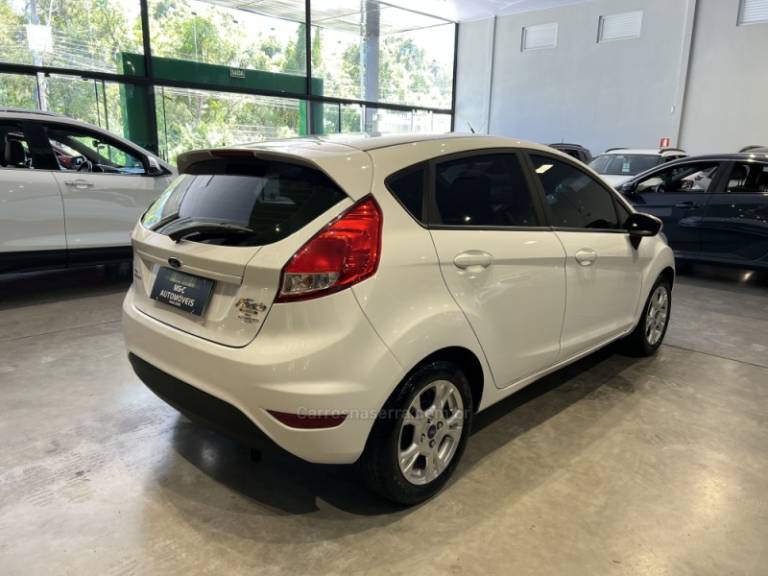 FORD - FIESTA - 2014/2015 - Branca - R$ 44.900,00