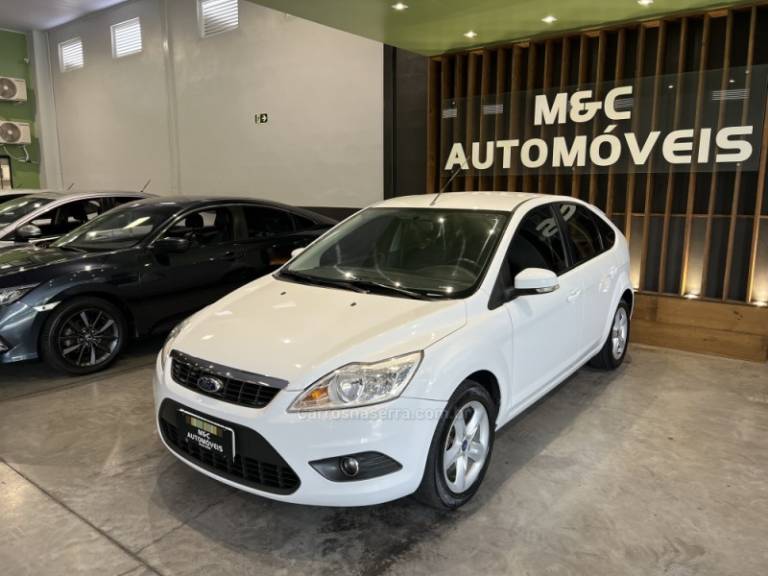 FORD - FOCUS - 2011/2012 - Branca - R$ 42.900,00