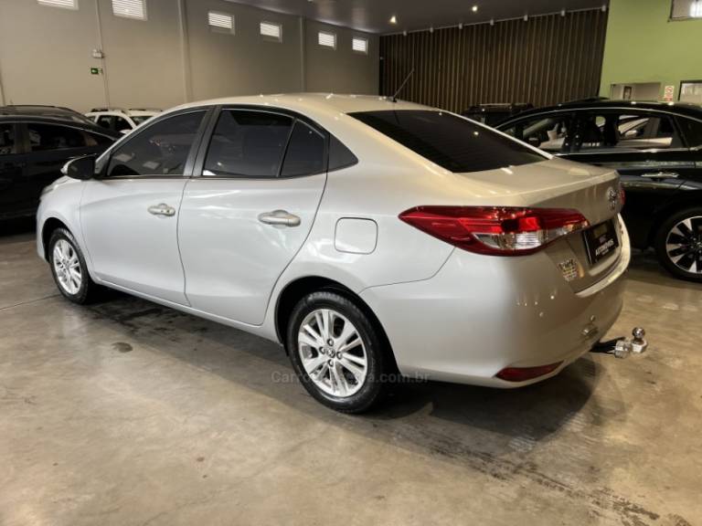 TOYOTA - YARIS - 2018/2019 - Prata - R$ 76.900,00