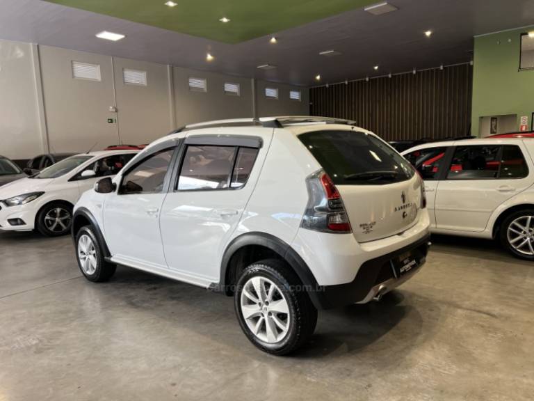 RENAULT - SANDERO - 2013/2014 - Branca - R$ 42.900,00