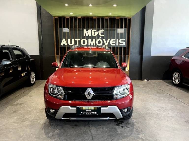 RENAULT - DUSTER - 2017/2018 - Vermelha - R$ 69.900,00