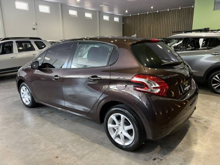 PEUGEOT - 208 - 2013/2014 - Marrom - R$ 38.900,00