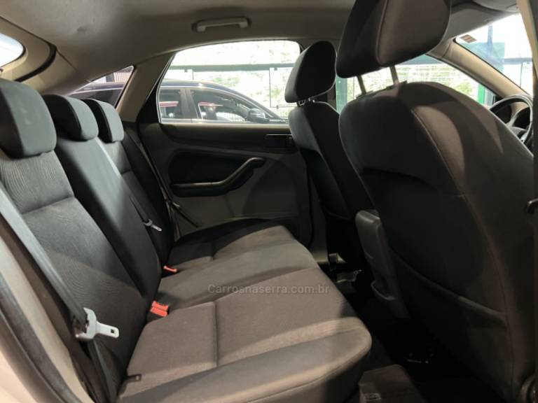 FORD - FOCUS - 2011/2012 - Branca - R$ 42.900,00