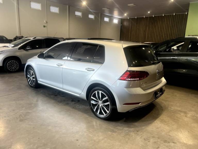 VOLKSWAGEN - GOLF - 2017/2018 - Prata - R$ 96.900,00