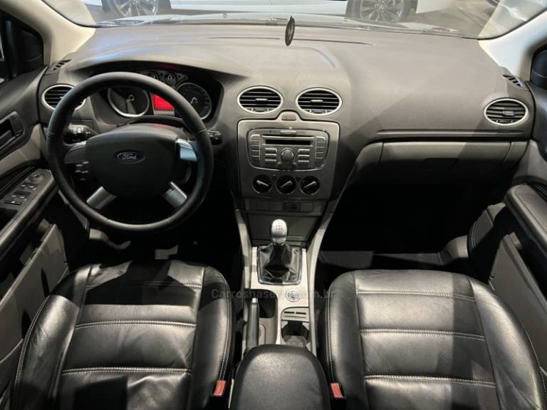 FORD - FOCUS - 2010/2011 - Preta - R$ 39.900,00