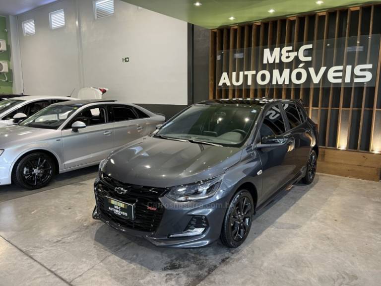CHEVROLET - ONIX - 2023/2024 - Cinza - R$ 92.900,00