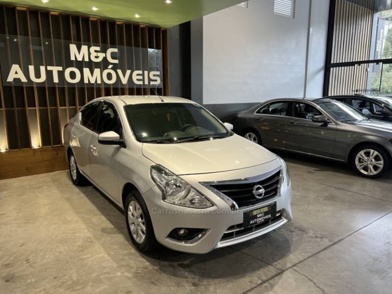 NISSAN - VERSA - 2018/2018 - Prata - R$ 56.900,00