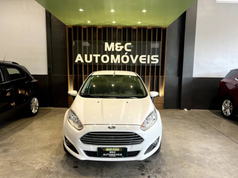 FORD - FIESTA - 2014/2015 - Branca - R$ 46.900,00