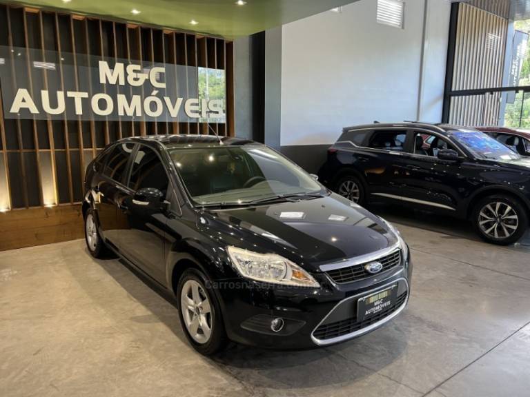 FORD - FOCUS - 2010/2011 - Preta - R$ 39.900,00