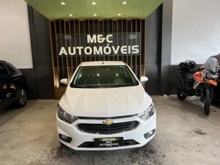 CHEVROLET - ONIX - 2017/2018 - Branca - R$ 59.900,00