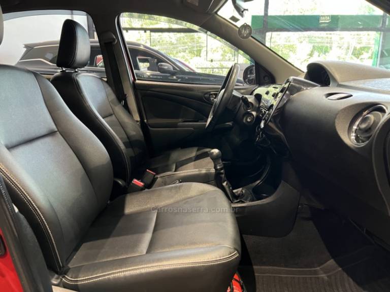 TOYOTA - ETIOS - 2015/2015 - Vermelha - R$ 49.900,00