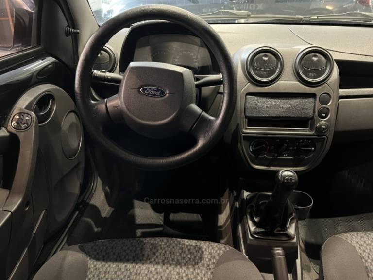 FORD - KA - 2012/2013 - Preta - R$ 28.900,00