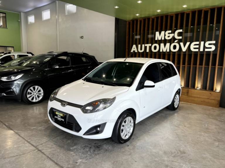 FORD - FIESTA - 2013/2014 - Branca - R$ 35.900,00