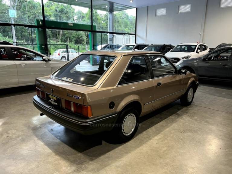 FORD - ESCORT - 1990/1990 - Dourada - R$ 29.900,00