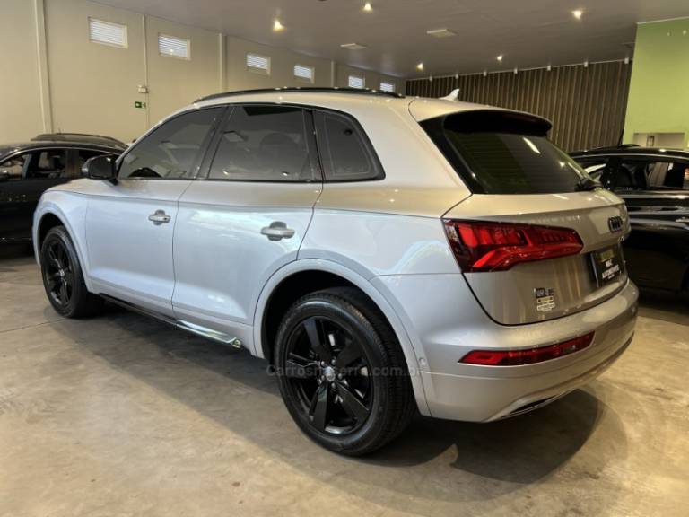 AUDI - Q5 - 2018/2019 - Prata - R$ 155.900,00