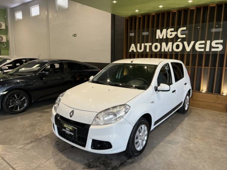 RENAULT - SANDERO - 2011/2012 - Branca - R$ 32.900,00