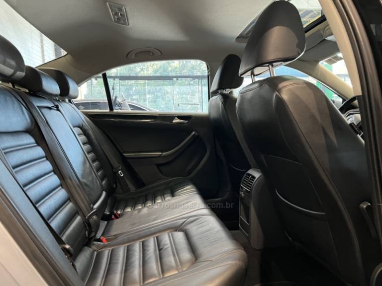 VOLKSWAGEN - JETTA - 2015/2016 - Prata - R$ 89.900,00