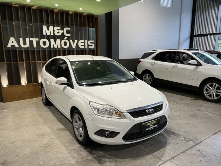FORD - FOCUS - 2012/2013 - Branca - R$ 41.900,00