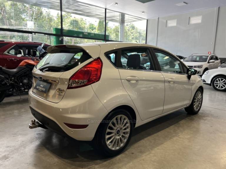 FORD - FIESTA - 2014/2015 - Branca - R$ 46.900,00