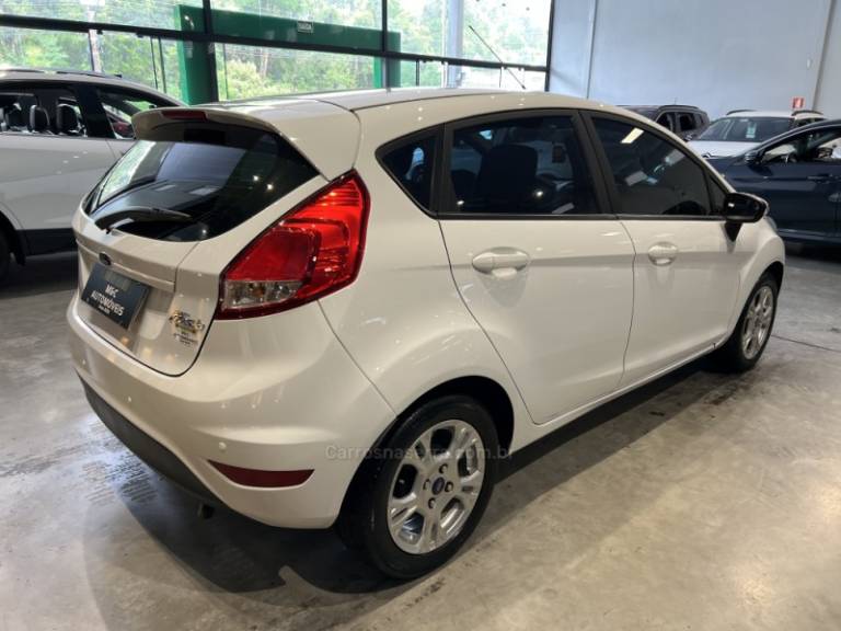 FORD - FIESTA - 2013/2014 - Branca - R$ 42.900,00