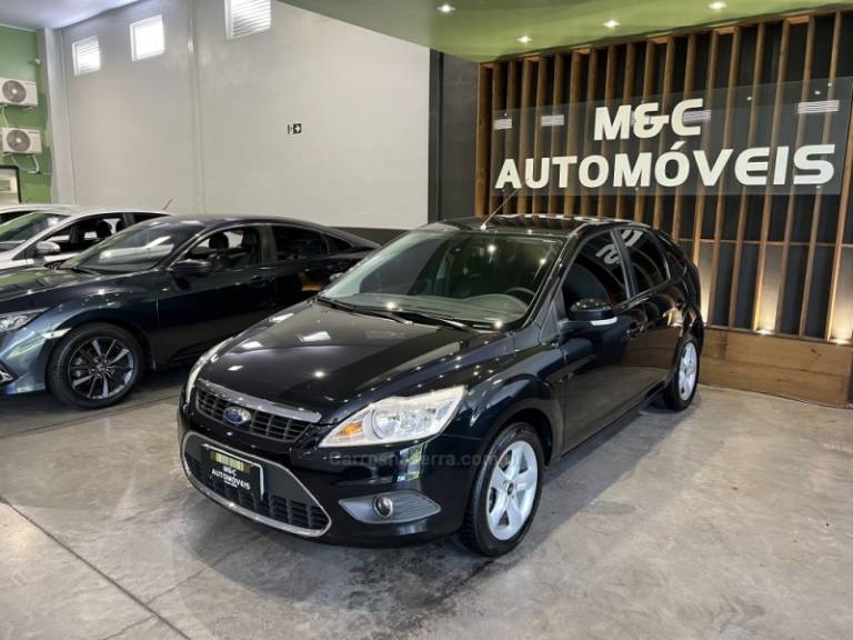 FORD - FOCUS - 2010/2011 - Preta - R$ 39.900,00