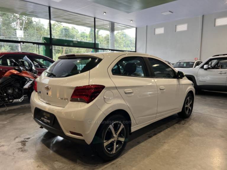 CHEVROLET - ONIX - 2017/2018 - Branca - R$ 59.900,00