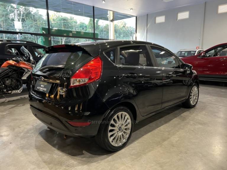 FORD - FIESTA - 2015/2016 - Preta - R$ 51.900,00