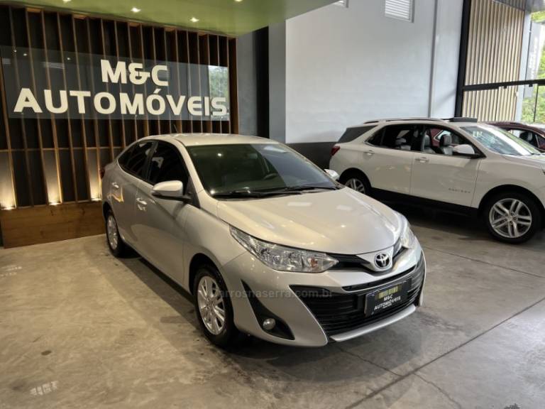TOYOTA - YARIS - 2018/2019 - Prata - R$ 76.900,00