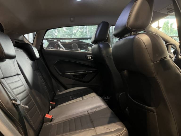 FORD - FIESTA - 2015/2016 - Preta - R$ 53.900,00