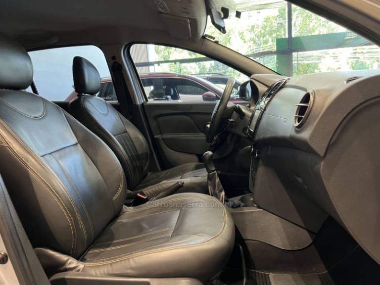 RENAULT - SANDERO - 2015/2016 - Prata - R$ 46.900,00