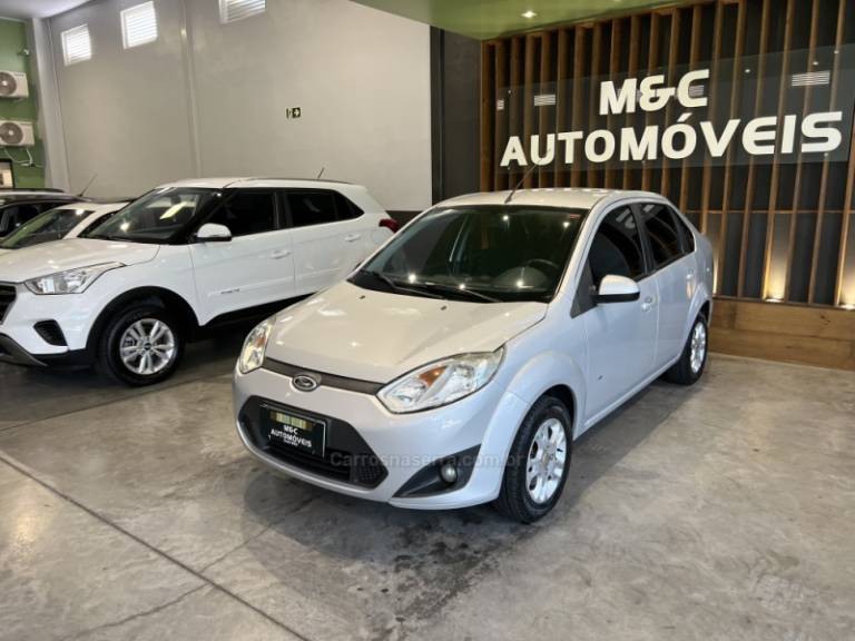 FORD - FIESTA - 2013/2014 - Prata - R$ 37.900,00