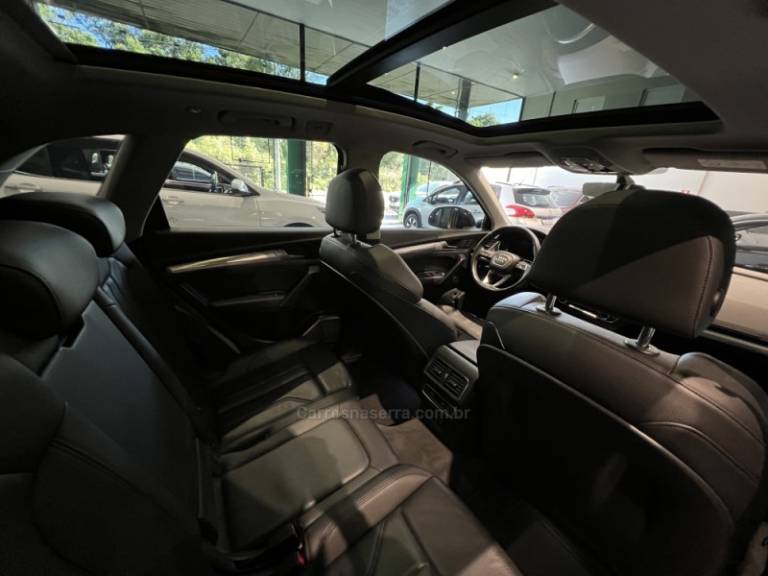 AUDI - Q5 - 2018/2019 - Prata - R$ 155.900,00