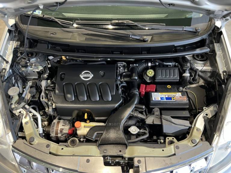 NISSAN - LIVINA - 2011/2012 - Prata - R$ 38.900,00