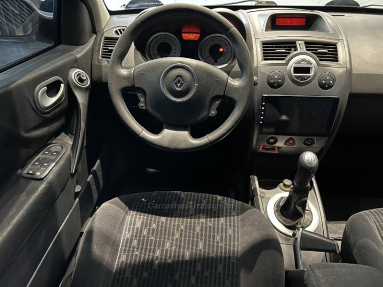 RENAULT - MÉGANE - 2011/2012 - Prata - R$ 34.900,00