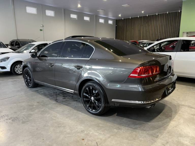VOLKSWAGEN - PASSAT - 2013/2013 - Marrom - R$ 69.900,00