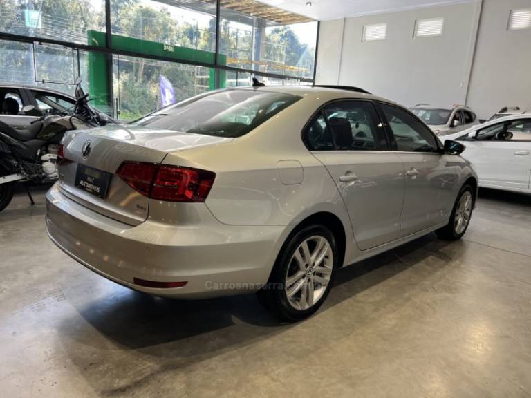 VOLKSWAGEN - JETTA - 2015/2016 - Prata - R$ 89.900,00